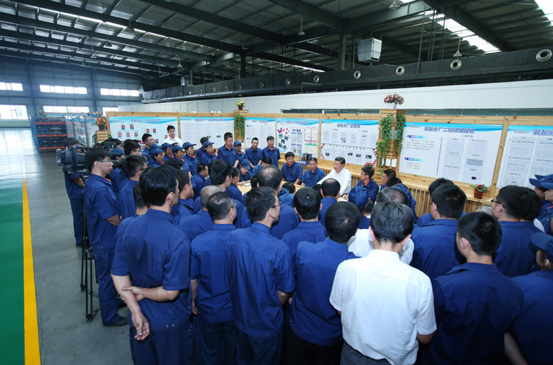 這是7月17日，習近平在吉林東北工業(yè)集團長春一東離合器股份有限公司的車間班組園地同職工座談。新華社記者 姚大偉 攝