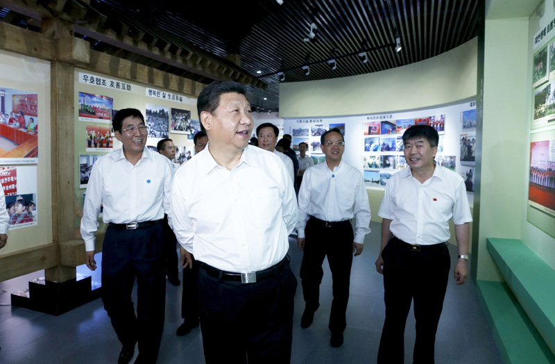 7月16日至18日，中共中央總書記、國家主席、中央軍委主席習近平在吉林調(diào)研。這是7月16日，習近平在延邊博物館參觀延邊州成就展。新華社記者 鞠鵬 攝