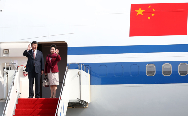 5月7日，國(guó)家主席習(xí)近平抵達(dá)哈薩克斯坦首都阿斯塔納，開始對(duì)哈薩克斯坦進(jìn)行訪問。這是習(xí)近平和夫人彭麗媛步出艙門。新華社記者 龐興雷 攝