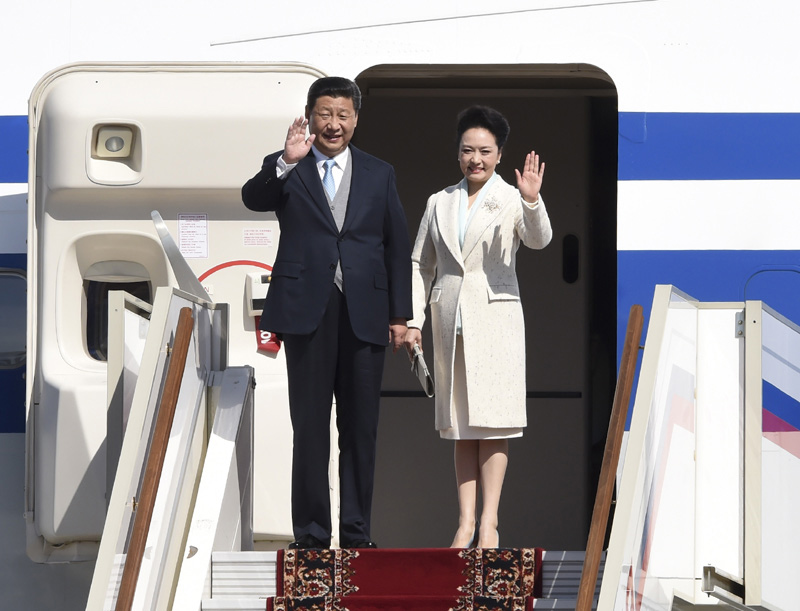 5月8日，國(guó)家主席習(xí)近平抵達(dá)俄羅斯首都莫斯科，開始訪問(wèn)俄羅斯，並出席即將舉行的俄羅斯紀(jì)念衛(wèi)國(guó)戰(zhàn)爭(zhēng)勝利70周年慶典。這是習(xí)近平和夫人彭麗媛步出艙門。新華社記者 張鐸 攝