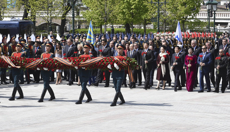 5月9日，俄羅斯舉行紀(jì)念衛(wèi)國(guó)戰(zhàn)爭(zhēng)勝利70周年盛大慶典。國(guó)家主席習(xí)近平和來自世界約20個(gè)國(guó)家和地區(qū)及國(guó)際組織領(lǐng)導(dǎo)人出席慶典。這是慶典結(jié)束后，習(xí)近平夫婦同其他代表團(tuán)團(tuán)長(zhǎng)夫婦一起向無名烈士墓獻(xiàn)花。新華社記者 張鐸 攝