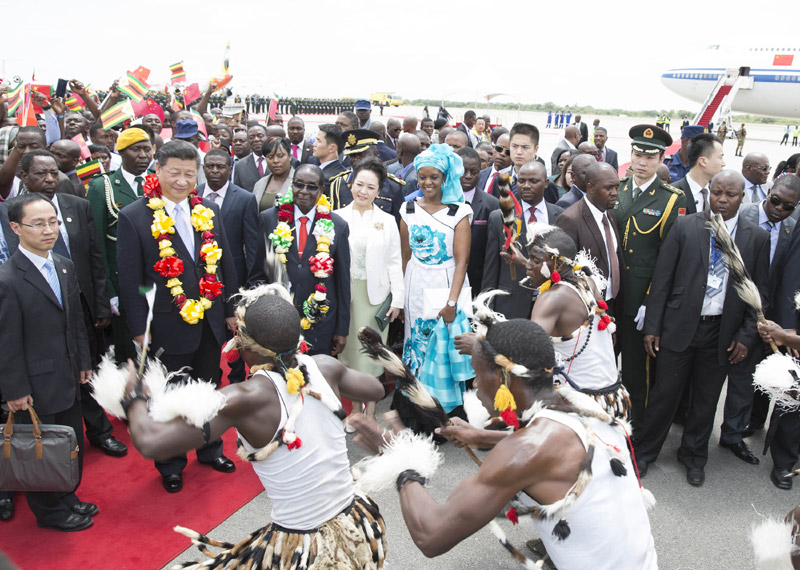 這是當(dāng)?shù)孛癖娞饸g快熱情的傳統(tǒng)舞蹈，歡迎習(xí)近平和彭麗媛到訪。新華社記者 黃敬文 攝