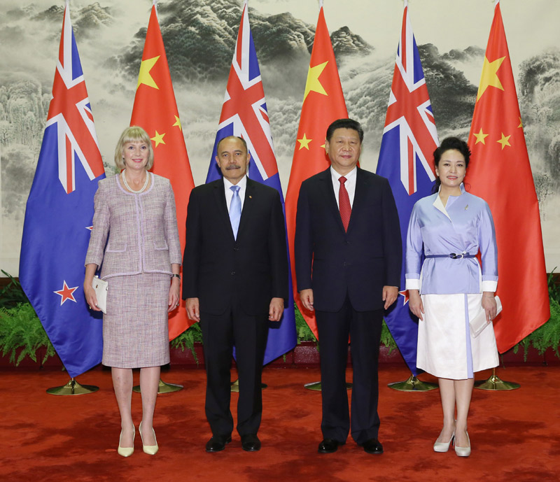 7月21日，國家主席習近平在北京人民大會堂東門外廣場為新西蘭總督邁特帕裡舉行歡迎儀式。這是習近平主席和夫人彭麗媛在人民大會堂同邁特帕裡總督夫婦合影。新華社記者 蘭紅光 攝