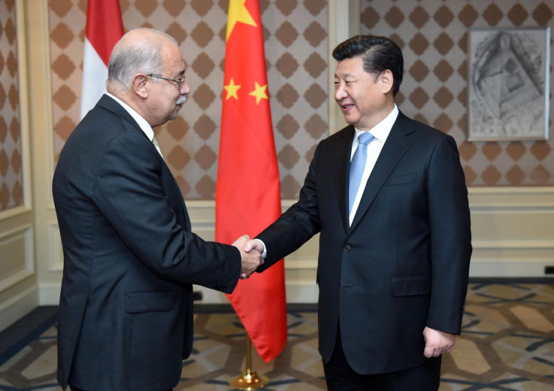 當(dāng)?shù)貢r(shí)間1月20日晚，剛剛抵達(dá)開(kāi)羅的國(guó)家主席習(xí)近平在下榻酒店會(huì)見(jiàn)埃及總理伊斯梅爾。新華社記者 張鐸 攝