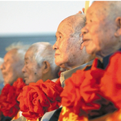 民族脊梁       一個個優(yōu)秀共產(chǎn)黨員勇敢地擔負起歷史使命，挺起中華民族堅強的脊梁
