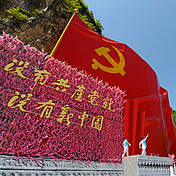 各地巡禮       各地慶祝建黨95年，給街頭巷尾增添了濃濃的節(jié)日氣息