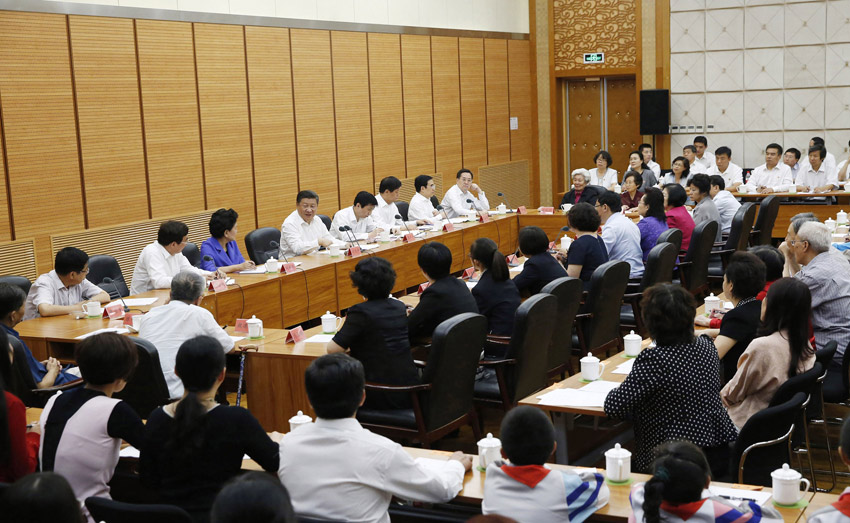 9月9日，中共中央總書(shū)記、國(guó)家主席、中央軍委主席習(xí)近平來(lái)到北京市八一學(xué)校，看望慰問(wèn)師生，向全國(guó)廣大教師和教育工作者致以節(jié)日祝賀和誠(chéng)摯問(wèn)候。這是習(xí)近平同北京市和八一學(xué)校教師學(xué)生代表座談。新華社記者 鞠鵬 攝