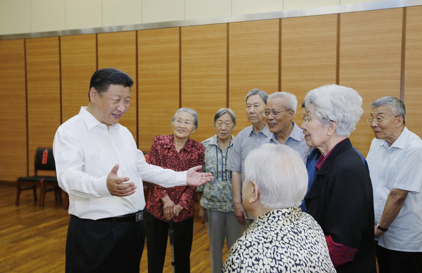 9月9日，中共中央總書記、國家主席、中央軍委主席習近平來到北京市八一學校，看望慰問師生，向全國廣大教師和教育工作者致以節(jié)日祝賀和誠摯問候。這是習近平同母校老教師們親切交談。新華社記者 鞠鵬 攝