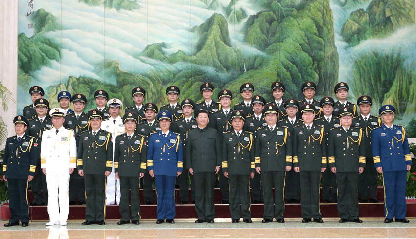 9月13日，中央軍委聯(lián)勤保障部隊(duì)成立大會(huì)在北京八一大樓隆重舉行。中共中央總書(shū)記、國(guó)家主席、中央軍委主席習(xí)近平向武漢聯(lián)勤保障基地和無(wú)錫、桂林、西寧、沈陽(yáng)、鄭州聯(lián)勤保障中心授予軍旗並致訓(xùn)詞。這是習(xí)近平接見(jiàn)武漢聯(lián)勤保障基地領(lǐng)導(dǎo)班子成員和各聯(lián)勤保障中心主要領(lǐng)導(dǎo)，並同大家合影留念。新華社記者李剛攝