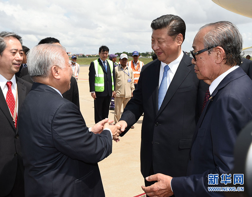 10月13日，國家主席習(xí)近平乘專機(jī)抵達(dá)金邊國際機(jī)場，開始對柬埔寨王國進(jìn)行國事訪問。柬埔寨副首相兼王宮事務(wù)大臣貢桑奧親王和夏卡朋親王、阿倫公主等在舷梯旁熱情迎接習(xí)近平主席。新華社記者　謝環(huán)馳　攝