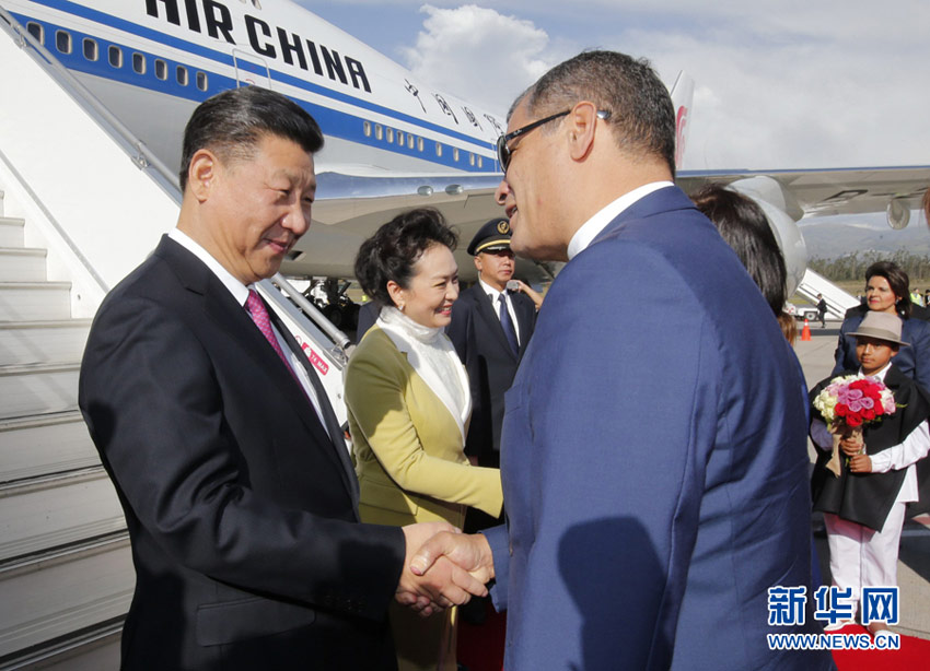 當(dāng)?shù)貢r間11月17日，國家主席習(xí)近平乘專機抵達基多，開始對厄瓜多爾共和國進行國事訪問。厄瓜多爾總統(tǒng)科雷亞和夫人馬勒布等在舷梯旁熱情迎接習(xí)近平和夫人彭麗媛。新華社記者 鞠鵬 攝
