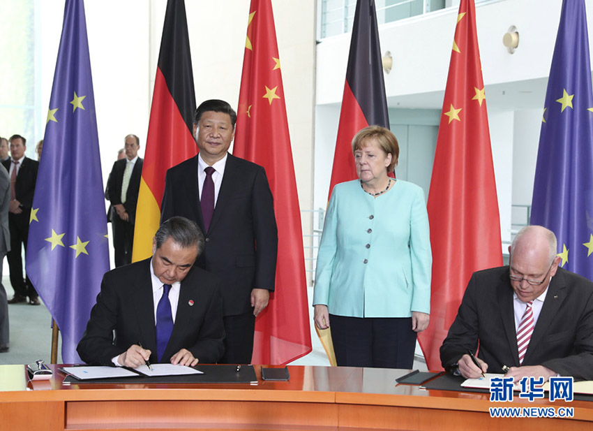 7月5日，國家主席習(xí)近平在柏林同德國總理默克爾舉行會談。會談后，兩國領(lǐng)導(dǎo)人共同見証了航天、智能制造、工業(yè)互聯(lián)網(wǎng)、數(shù)字化、第三方市場、大熊貓合作研究等領(lǐng)域多項雙邊合作文件的簽署。新華社記者馬佔成攝