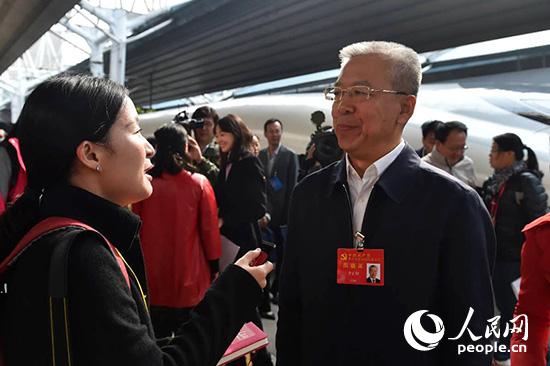 黨的十九大代表、山西省呂梁市委書記李正印接受人民網(wǎng)記者採訪。（人民網(wǎng)記者 翁奇羽 攝）