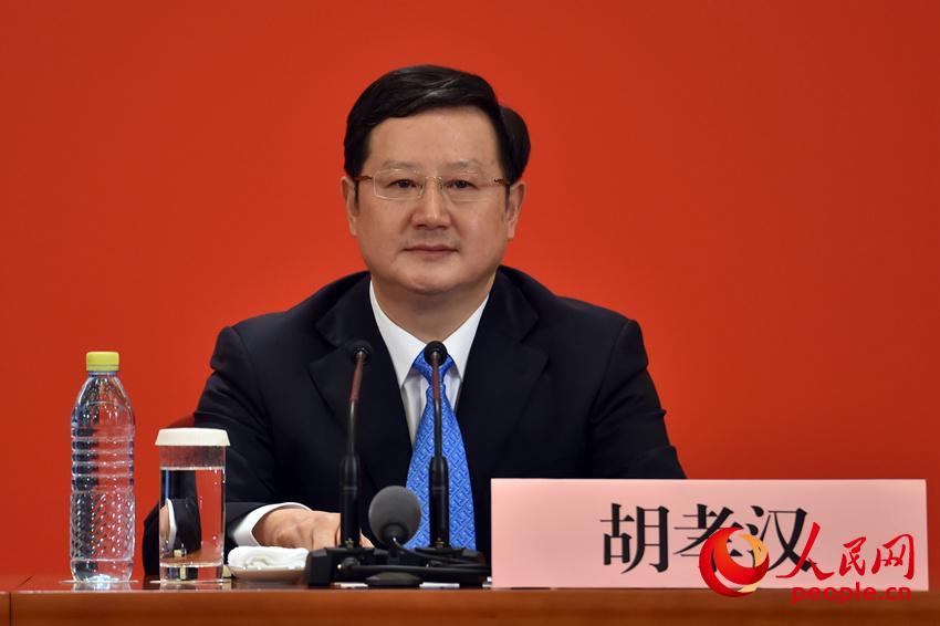 十九大新聞發(fā)布會主持人胡孝漢（人民網(wǎng)記者 翁奇羽攝）