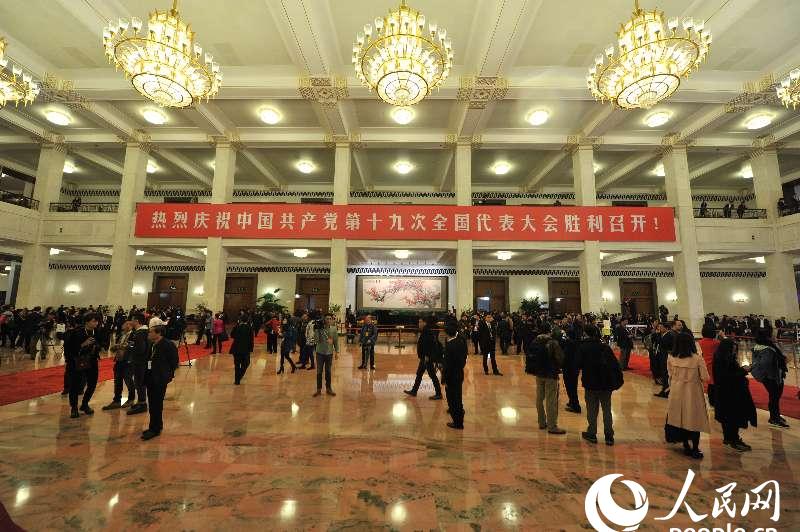 中國共產(chǎn)黨第十九次全國代表大會即將開幕，圖為人民大會堂一層大廳。（人民網(wǎng)記者 翁奇羽 攝）