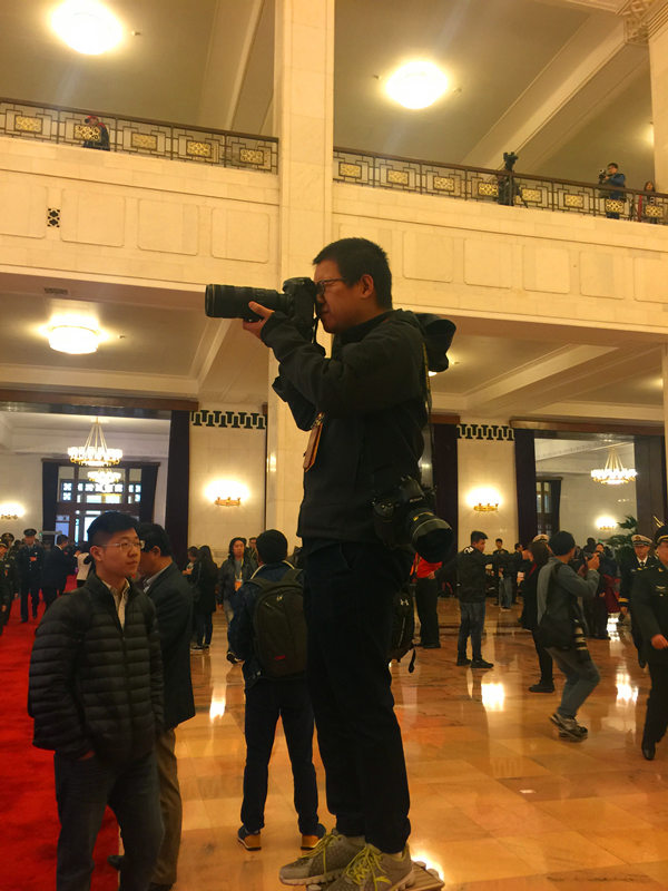 中國共產(chǎn)黨第十九次全國代表大會今日開幕，圖為人民網(wǎng)攝影記者在人民大會堂採訪。（人民網(wǎng)記者 余清楚 攝）