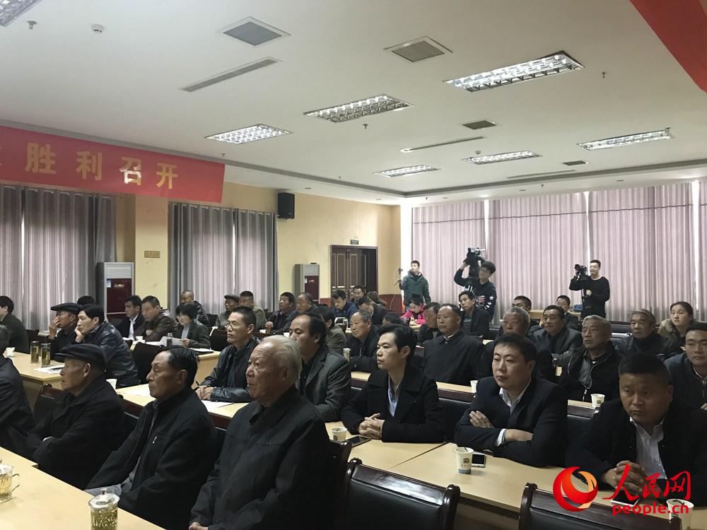 10月18日上午，安徽鳳陽(yáng)小崗大包干帶頭人觀看十九大開(kāi)幕會(huì)。人民網(wǎng)陳曦 攝