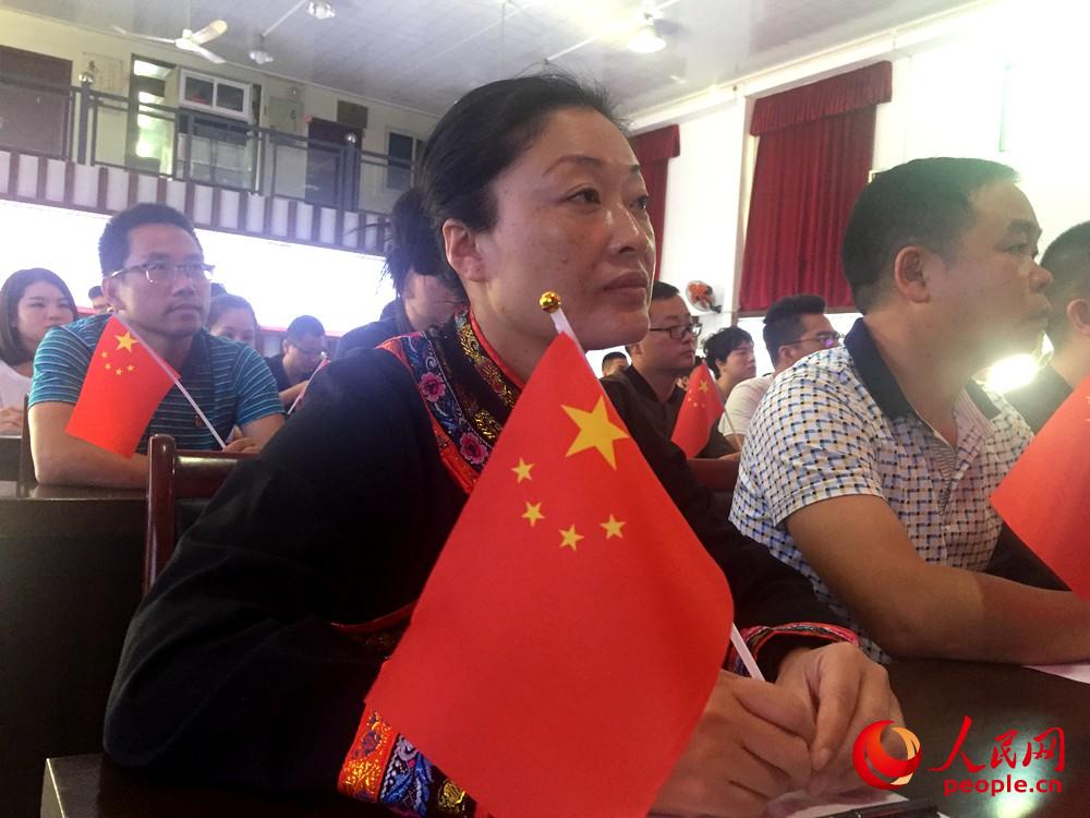 10月18日上午，福建赤溪畬族行政村民眾觀看十九大開幕會。人民網(wǎng)林長生攝