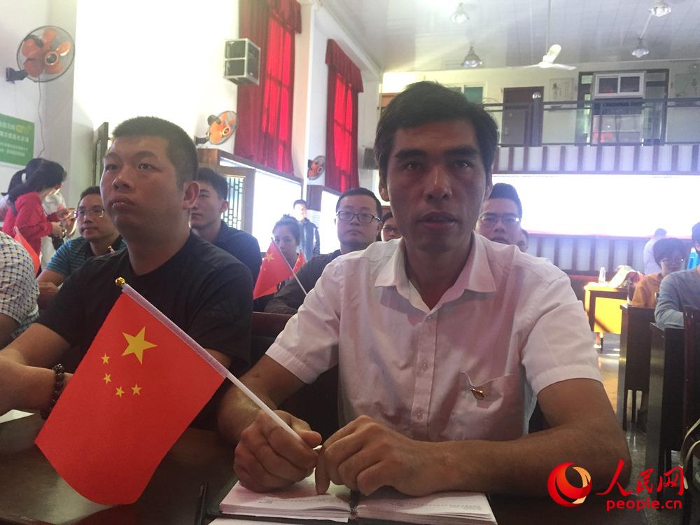 10月18日上午，福建赤溪畬族行政村民眾觀看十九大開幕會(huì)。圖為2016年習(xí)近平總書記連線赤溪村時(shí)作匯報(bào)的赤溪村黨總支書記杜家住。人民網(wǎng)林長(zhǎng)生 攝