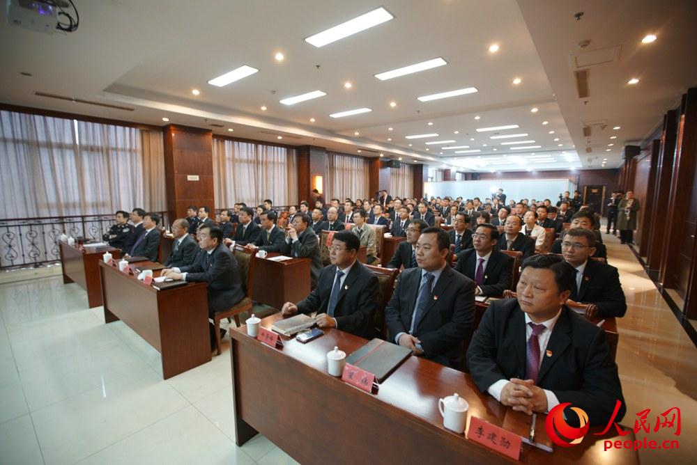 10月18日上午，雄安新區(qū)黨政機關干部群眾正在收看十九大開幕會盛況。人民網(wǎng)李根 攝