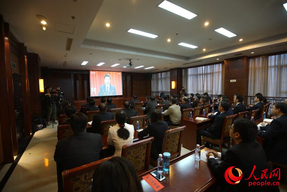 10月18日上午，雄安新區(qū)黨政機(jī)關(guān)干部群眾正在收看十九大開(kāi)幕會(huì)盛況。人民網(wǎng)李根 攝