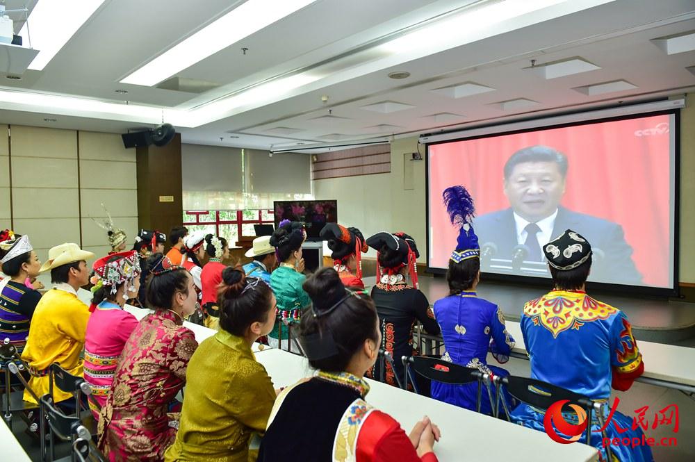 10月18日上午，深圳錦繡中華民俗村少數(shù)民族群眾觀看十九大開幕會直播。人民網(wǎng)韋旋 攝