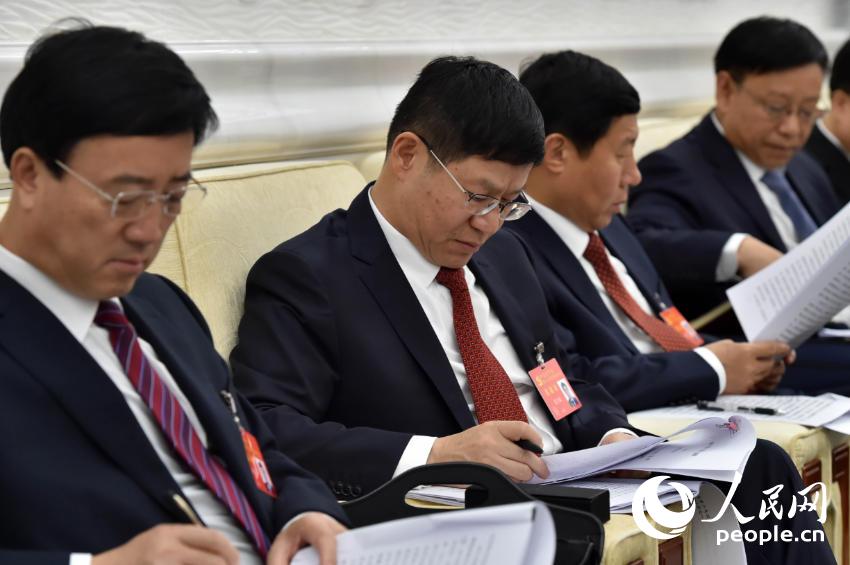寧夏團代表討論黨的十九大報告（人民網(wǎng)記者 翁奇羽 攝）
