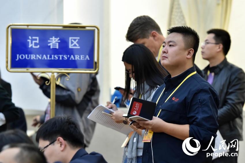 人民網(wǎng)記者在中央企業(yè)系統(tǒng)（在京）代表團(tuán)討論現(xiàn)場(chǎng)（人民網(wǎng)記者 翁奇羽 攝）