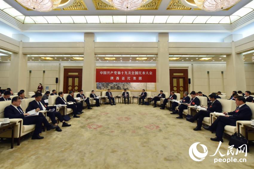 陝西代表團(tuán)討論現(xiàn)場(chǎng)（人民網(wǎng)記者 翁奇羽 攝）