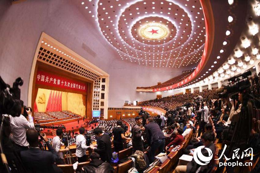 中外記者聚焦黨的十九大（人民網(wǎng)記者 雷聲 攝）