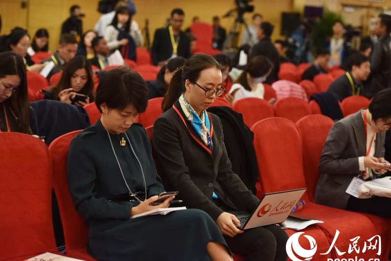 人民網(wǎng)現(xiàn)場(chǎng)直播“加強(qiáng)黨建工作和全面從嚴(yán)治黨”記者招待會(huì)。（人民網(wǎng)記者 王天樂(lè) 攝）