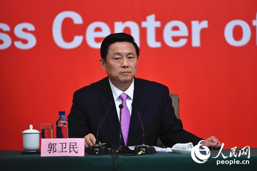 十九大大會(huì)新聞發(fā)言人、國(guó)務(wù)院新聞辦公室副主任郭衛(wèi)民。（人民網(wǎng)記者 於凱 攝）