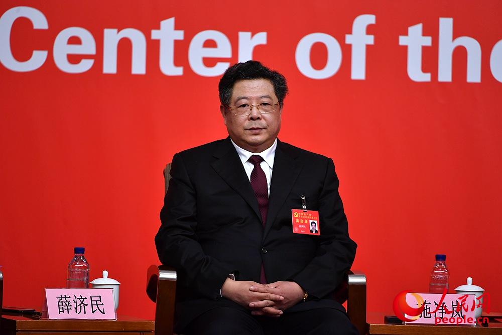 薛濟民接受集體採訪。（人民網(wǎng)記者 於凱 攝）