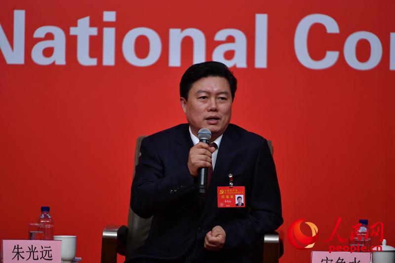 朱光遠接受集體採訪。（人民網(wǎng)記者 於凱 攝）