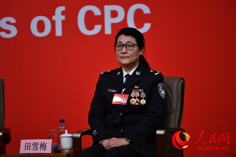 田雪梅接受集體採(cǎi)訪。（人民網(wǎng)記者 於凱 攝）