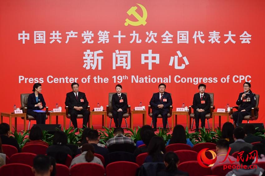 代表們接受集體採(cǎi)訪。（人民網(wǎng)記者 於凱 攝）