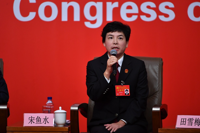 宋魚水接受集體採訪。（人民網(wǎng)記者 於凱 攝）