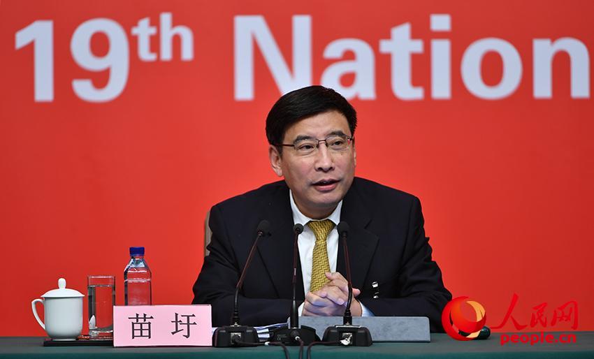 苗圩接受集體採(cǎi)訪（人民網(wǎng) 於凱攝）   