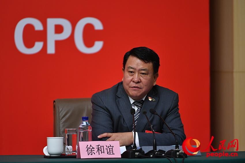 徐和誼接受集體採訪（人民網(wǎng) 於凱攝）