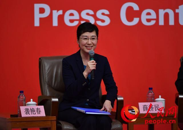 圖：主持人、十九大新聞中心負責(zé)人襲艷春