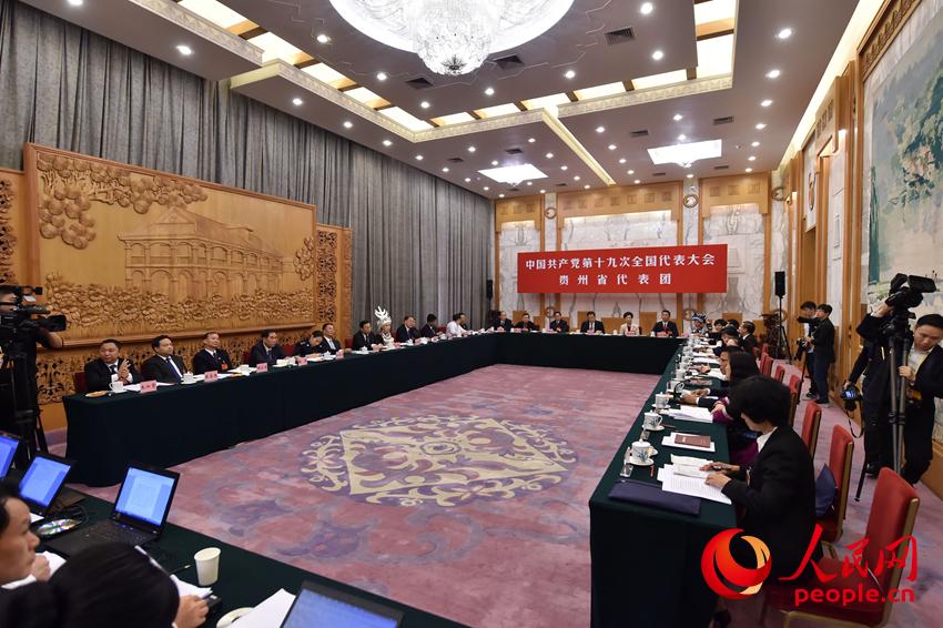 10月19日，出席中國共產(chǎn)黨第十九次全國代表大會的貴州代表團在北京人民大會堂討論黨的十九大報告，並對中外媒體開放。（人民網(wǎng)記者 翁奇羽 攝）