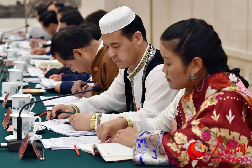 青海代表團代表討論黨的十九大報告。（人民網(wǎng)記者 翁奇羽 攝）
