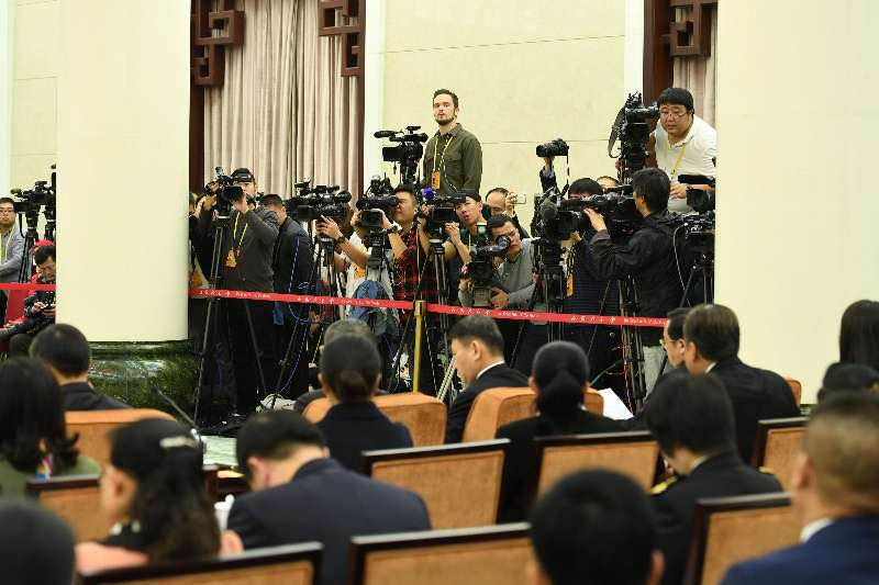 10月19日，中國(guó)共產(chǎn)黨第十九次全國(guó)代表大會(huì)部分代表團(tuán)討論向中外記者開(kāi)放。（人民網(wǎng)記者 雷聲 攝）