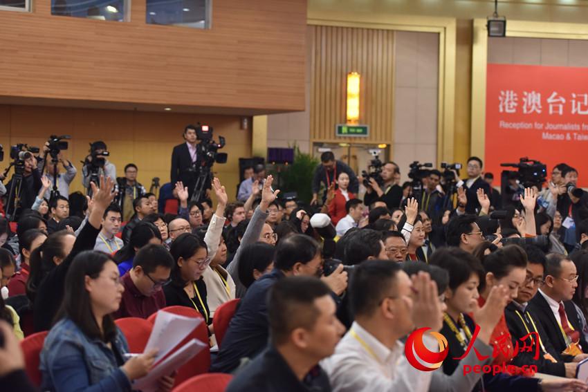 圖為現(xiàn)場(chǎng)記者提問（人民網(wǎng)記者 王天樂攝）
