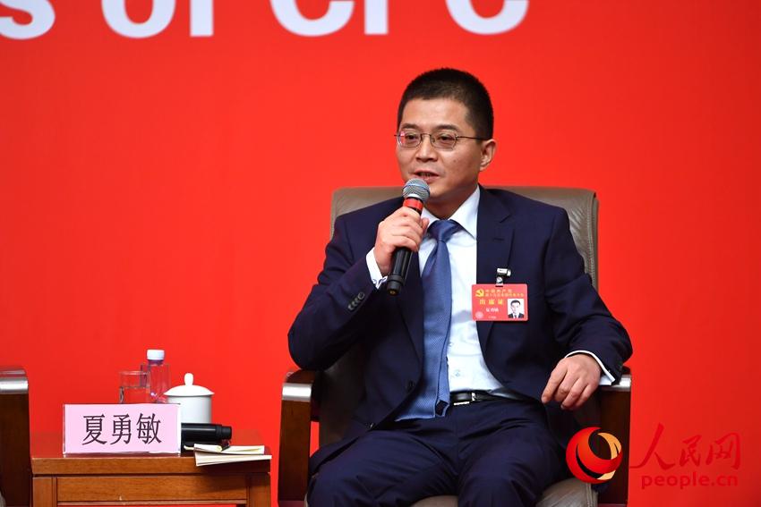 圖：中國國際廣播電臺西亞非地區(qū)廣播中心主任夏勇敏接受集體採訪