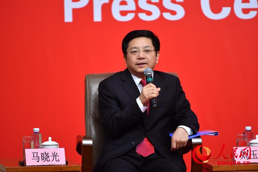 圖：主持人、十九大新聞中心負(fù)責(zé)人馬曉光
