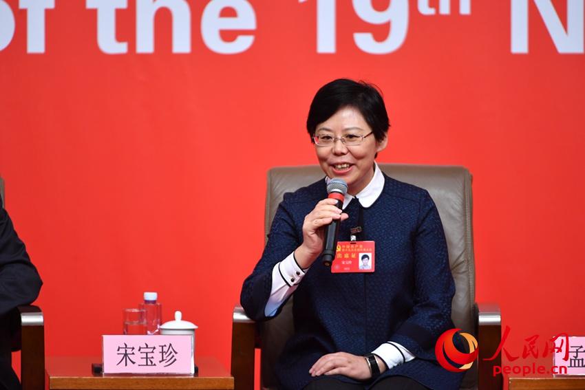 中國藝術研究院話劇研究所所長宋寶珍接受集體採訪。（人民網(wǎng)記者 於凱 攝）