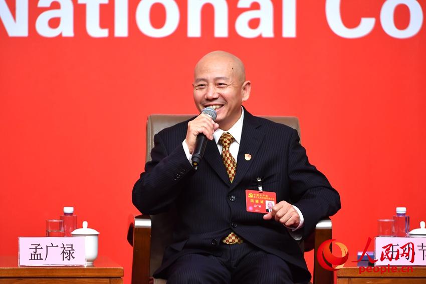 中國文學(xué)藝術(shù)界聯(lián)合會副主席、京劇表演藝術(shù)家孟廣祿接受集體采訪。(人民網(wǎng)記者 于凱 攝)