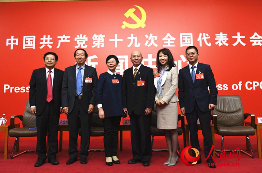 主持人、代表們合影。（人民網(wǎng)記者 於凱 攝）