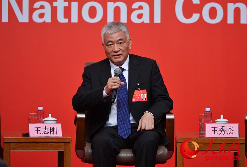 圖：科技部黨組書記、副部長(zhǎng)王志剛接受集體採(cǎi)訪